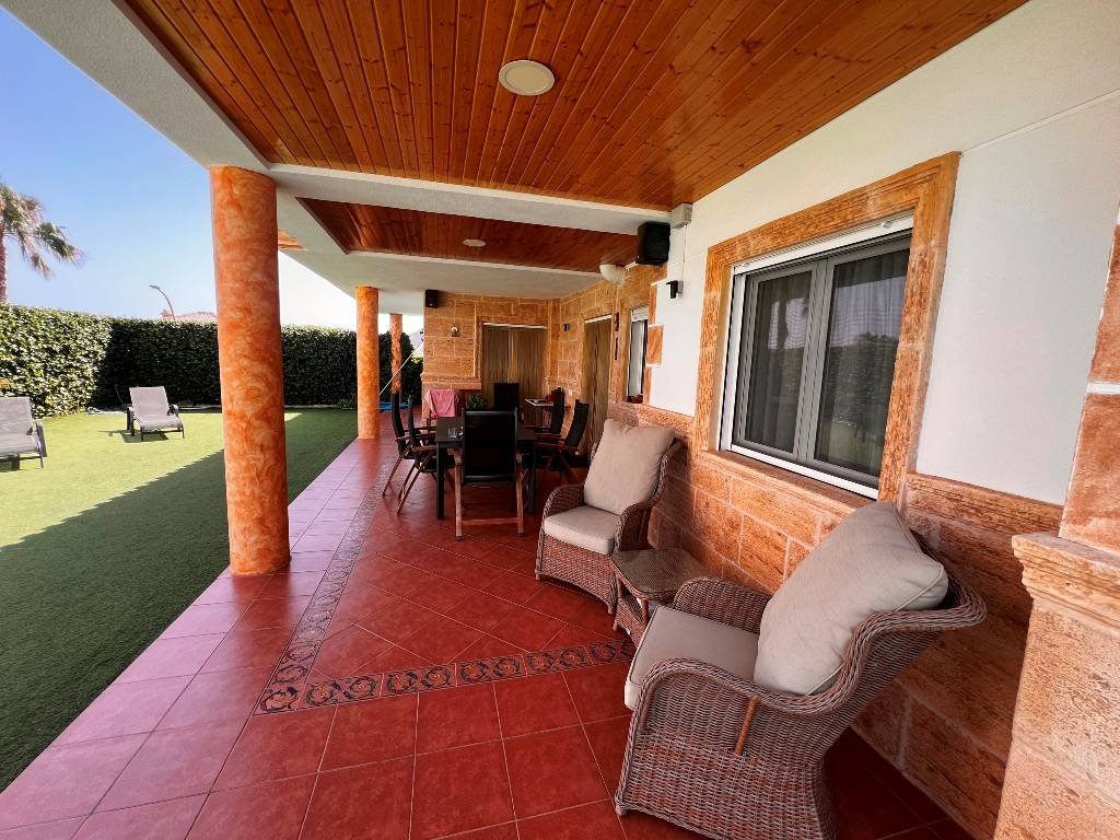 Villa of 424 m2 on a 640 m2 plot, located in a very quiet residential area just 200 m to the village of Jijona. It takes only 5 minutes to get to t...