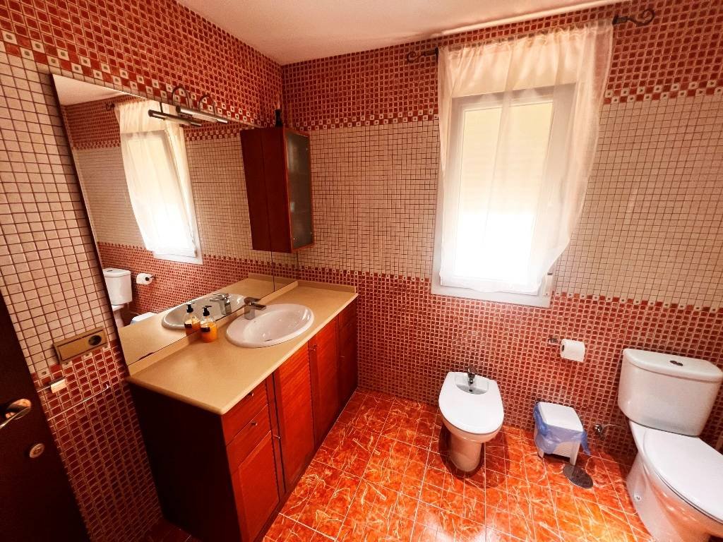 Villa of 424 m2 on a 640 m2 plot, located in a very quiet residential area just 200 m to the village of Jijona. It takes only 5 minutes to get to t...
