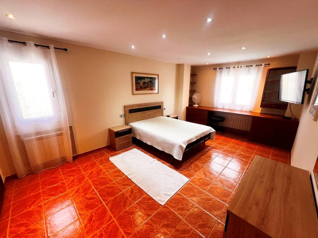 Villa of 424 m2 on a 640 m2 plot, located in a very quiet residential area just 200 m to the village of Jijona. It takes only 5 minutes to get to t...