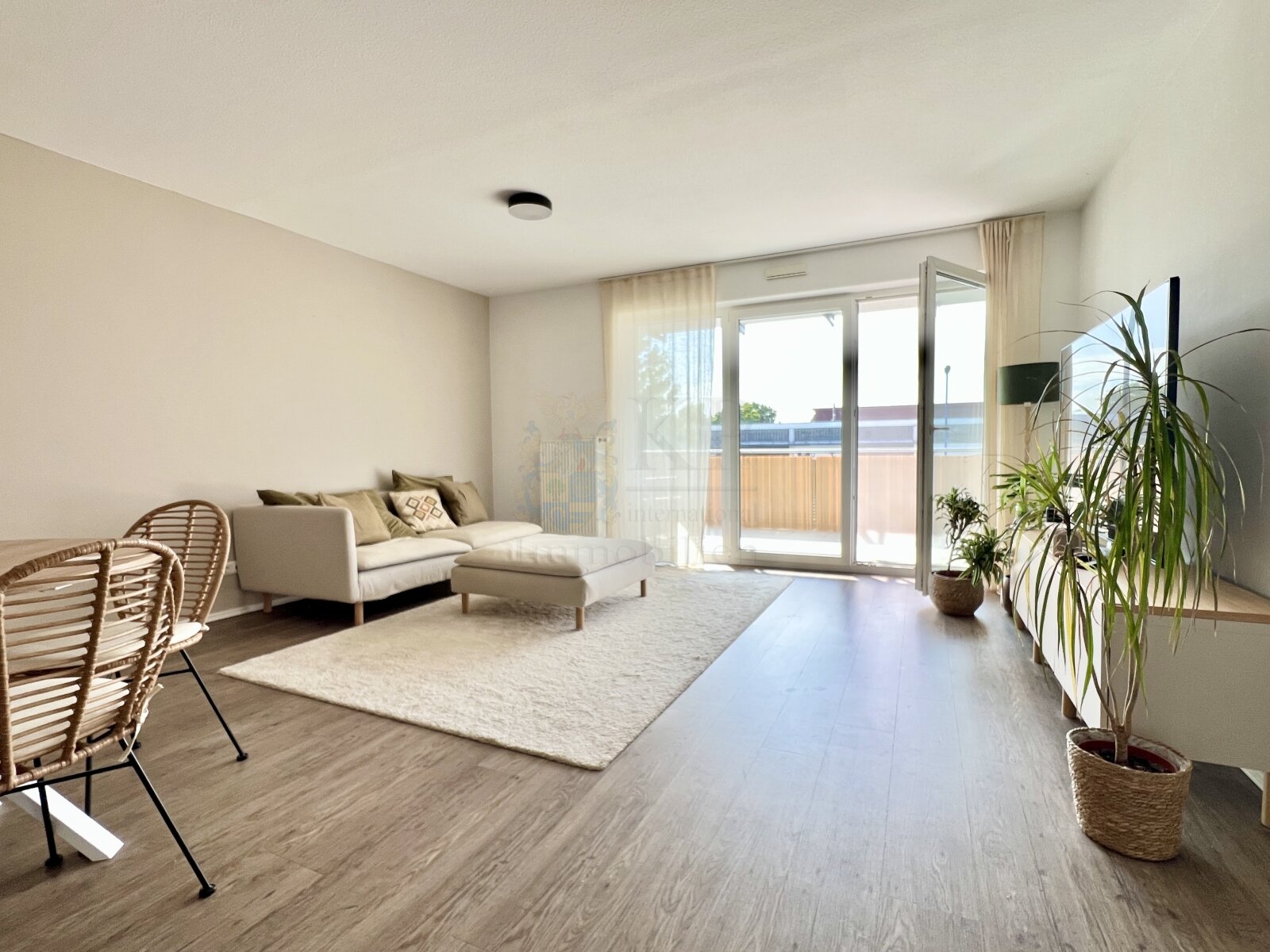 ** Nice and bright 3-room-apartment with balcony and underground parking space in Hattersheim **