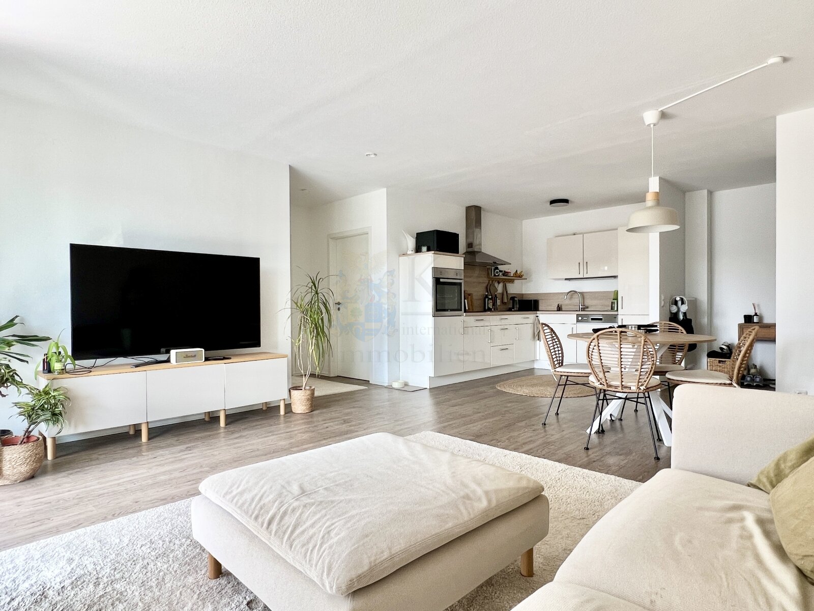 ** Nice and bright 3-room-apartment with balcony and underground parking space in Hattersheim **