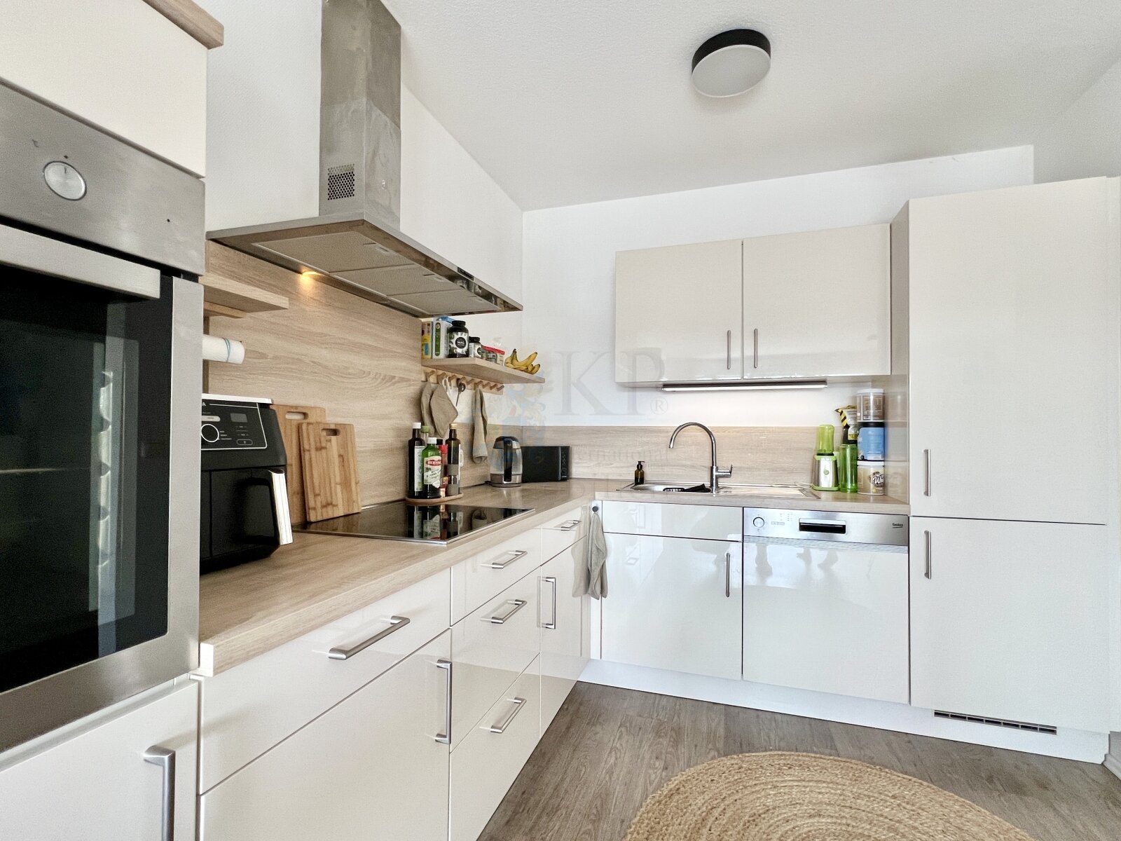 ** Nice and bright 3-room-apartment with balcony and underground parking space in Hattersheim **