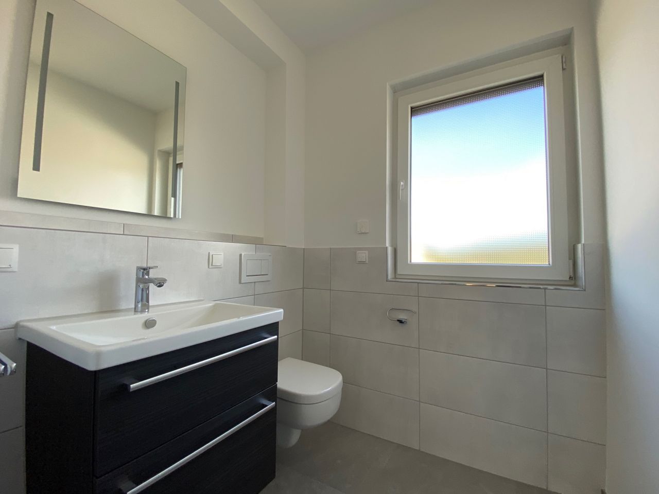 ** V E R M I E T E T ** LORSBACH: NEUWERTIG - TRAUMHAFTE 4 ZIMMER WOHNUNG MIT TG-STELLPLATZ, 2 BÄDERN, TERRASSE u.v.m.***