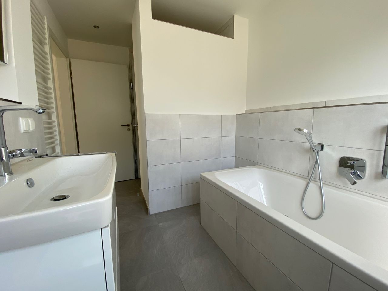 ** V E R M I E T E T ** LORSBACH: NEUWERTIG - TRAUMHAFTE 4 ZIMMER WOHNUNG MIT TG-STELLPLATZ, 2 BÄDERN, TERRASSE u.v.m.***