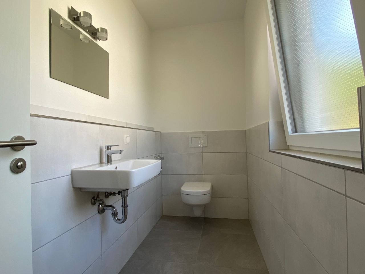 ** V E R M I E T E T ** LORSBACH: NEUWERTIG - TRAUMHAFTE 4 ZIMMER WOHNUNG MIT TG-STELLPLATZ, 2 BÄDERN, TERRASSE u.v.m.***