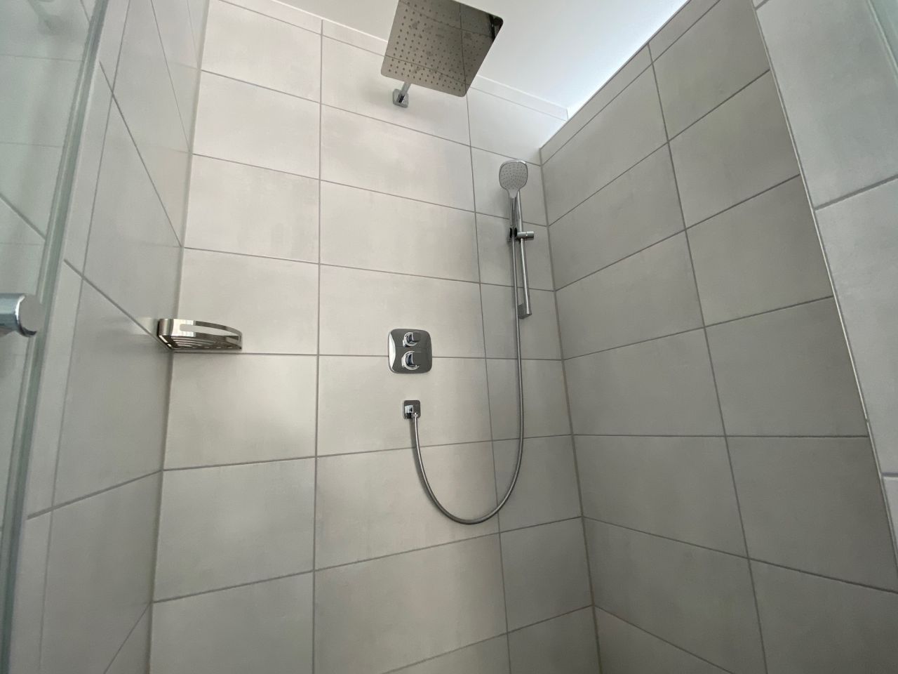 ** V E R M I E T E T ** LORSBACH: NEUWERTIG - TRAUMHAFTE 4 ZIMMER WOHNUNG MIT TG-STELLPLATZ, 2 BÄDERN, TERRASSE u.v.m.***