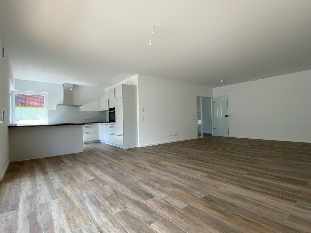** V E R M I E T E T ** LORSBACH: NEUWERTIG - TRAUMHAFTE 4 ZIMMER WOHNUNG MIT TG-STELLPLATZ, 2 BÄDERN, TERRASSE u.v.m.***