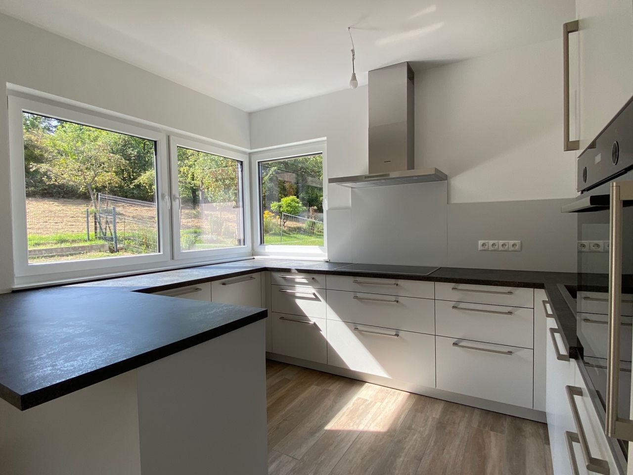 ** V E R M I E T E T ** LORSBACH: NEUWERTIG - TRAUMHAFTE 4 ZIMMER WOHNUNG MIT TG-STELLPLATZ, 2 BÄDERN, TERRASSE u.v.m.***