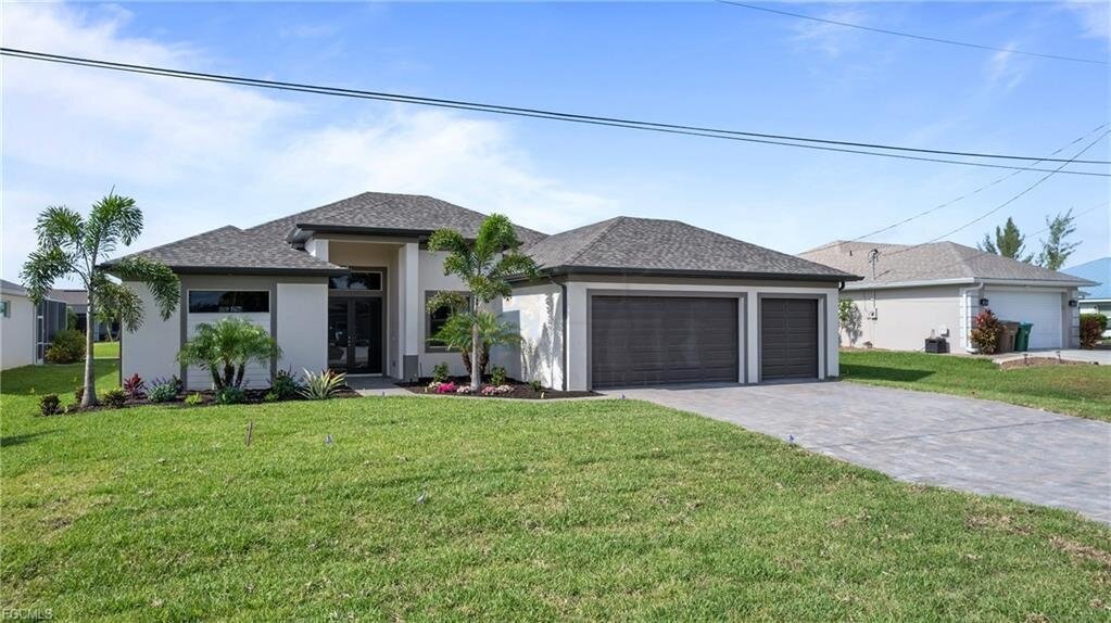 Cape Coral: VERKAUFT - Frisch fertiggestellt: Modernes Wasserhaus mit großzügigem Außenbereich und Bootszugang 