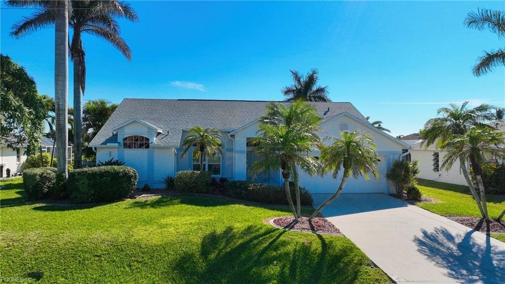 Möblierte Traumvilla mit Golfzugang, Pool & Bootsdeck – sofort bezugsbereit!