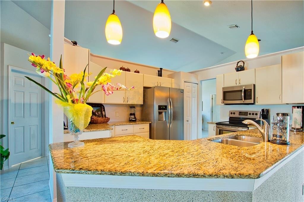 Möblierte Traumvilla mit Golfzugang, Pool & Bootsdeck – sofort bezugsbereit!