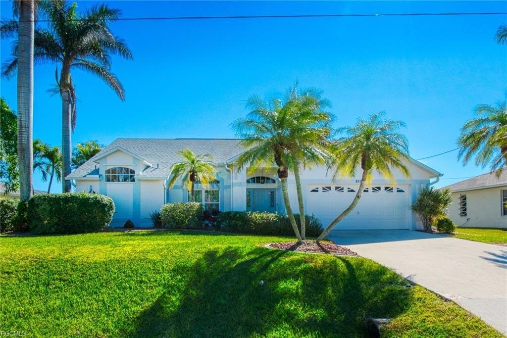 Cape Coral: Möblierte Traumvilla mit Golfzugang, Pool & Bootsdeck – sofort bezugsbereit! 