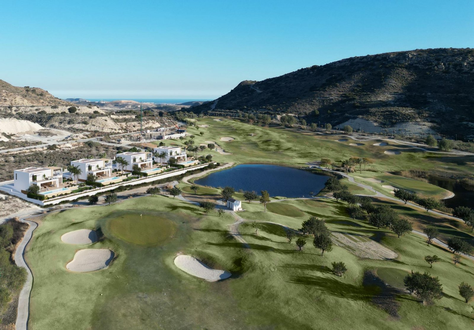 <p>Villa provided with 4 Bedrooms and 3 Bathrooms, private swimming pool and private garage. </p><p>Luxury villa on golf domain, only 15 minutes fr...