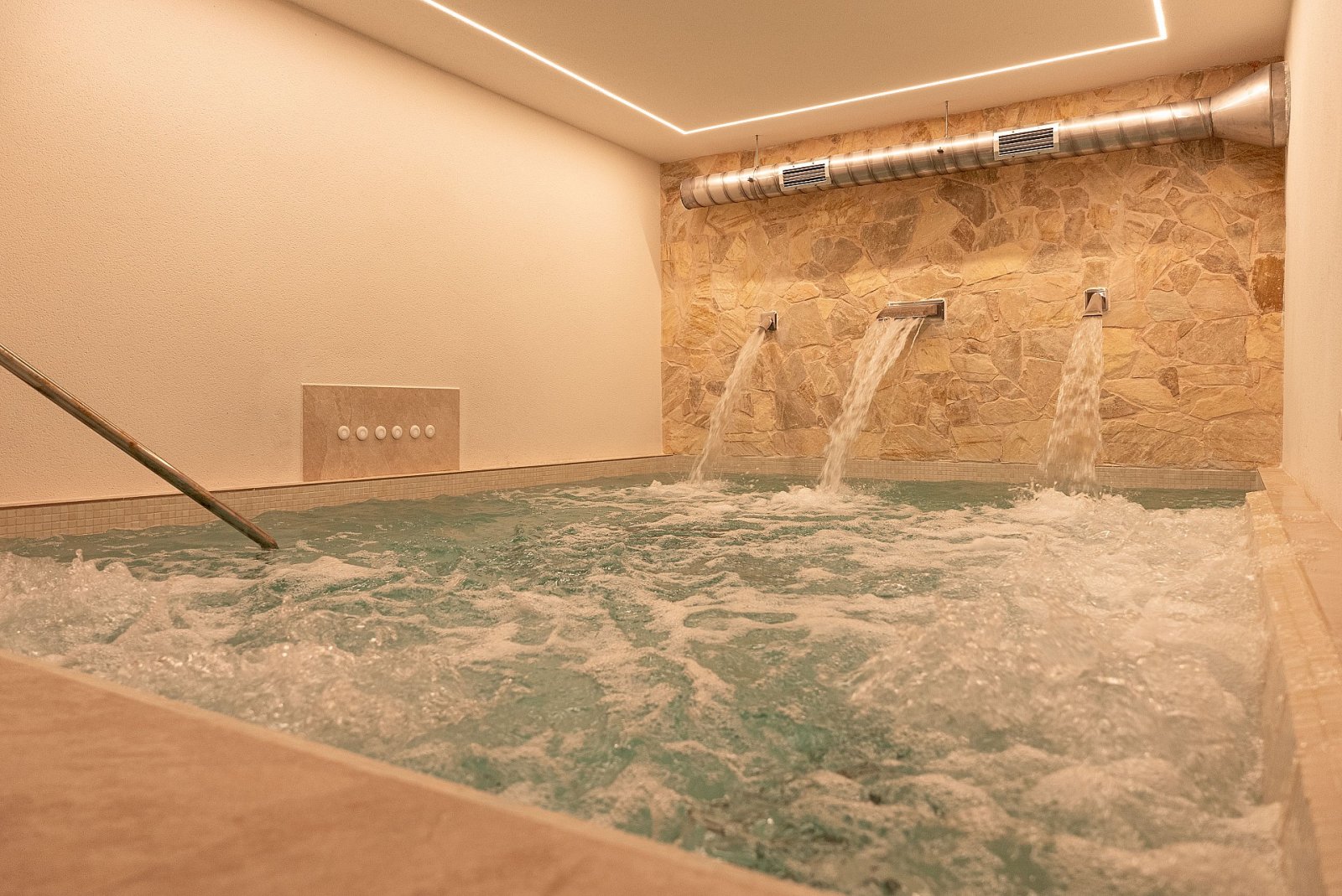 <p>Apartment with terrace provided with 2 Bedrooms and 2 Bathrooms, communal swimming pool and underground parking space. </p><p>The project includ...