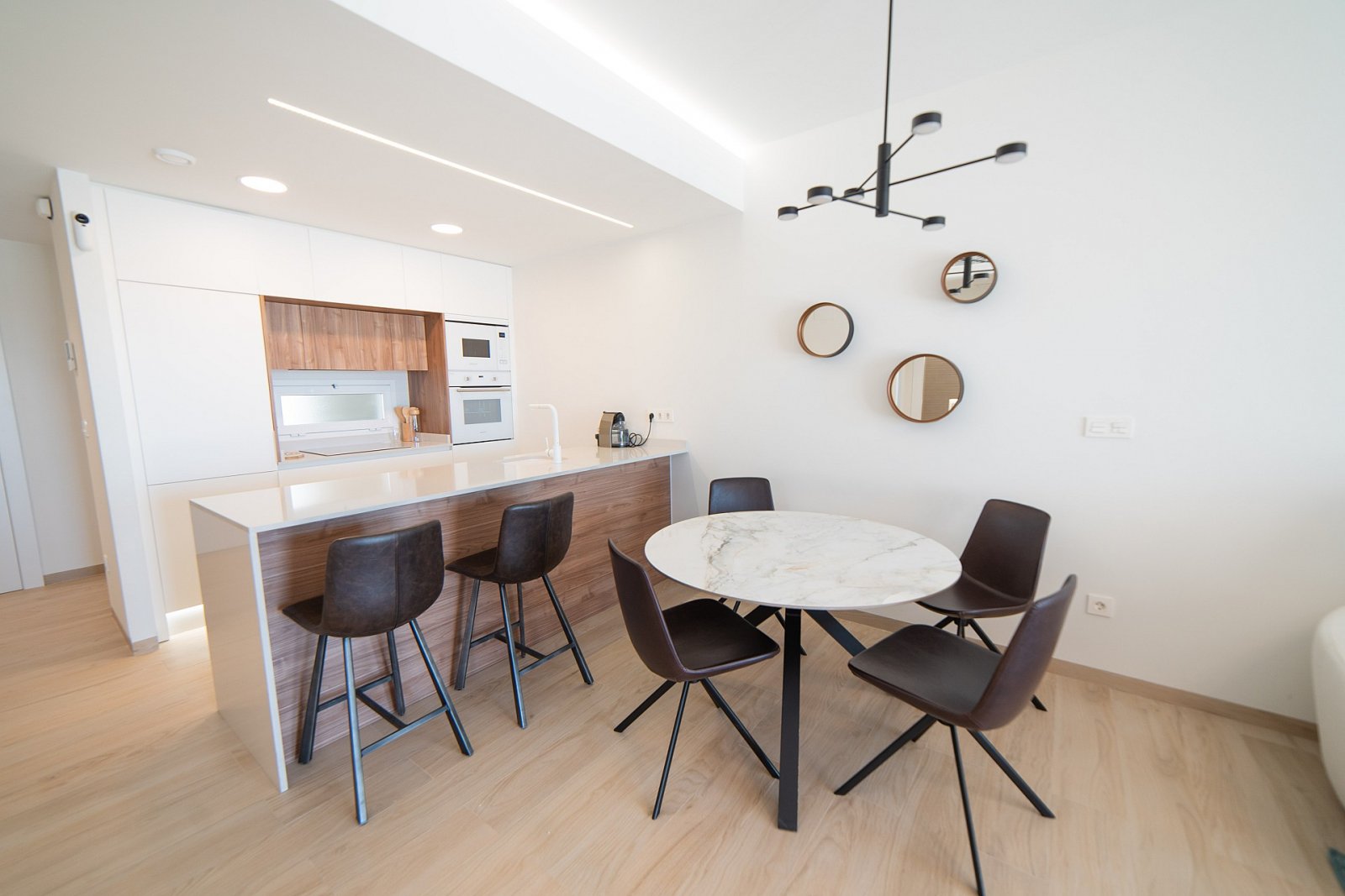 <p>Apartment with terrace provided with 2 Bedrooms and 2 Bathrooms, communal swimming pool and underground parking space. </p><p>The project includ...