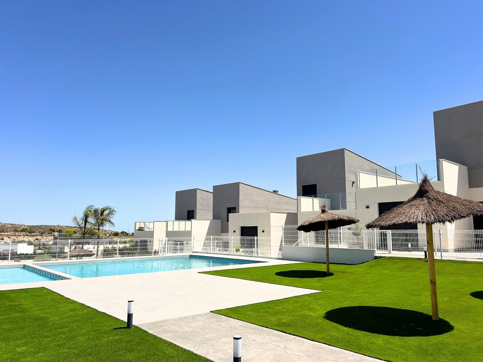 <p>Villa provided with 3 Bedrooms and 2 Bathrooms, communal swimming pool and private parking space within domain. </p>