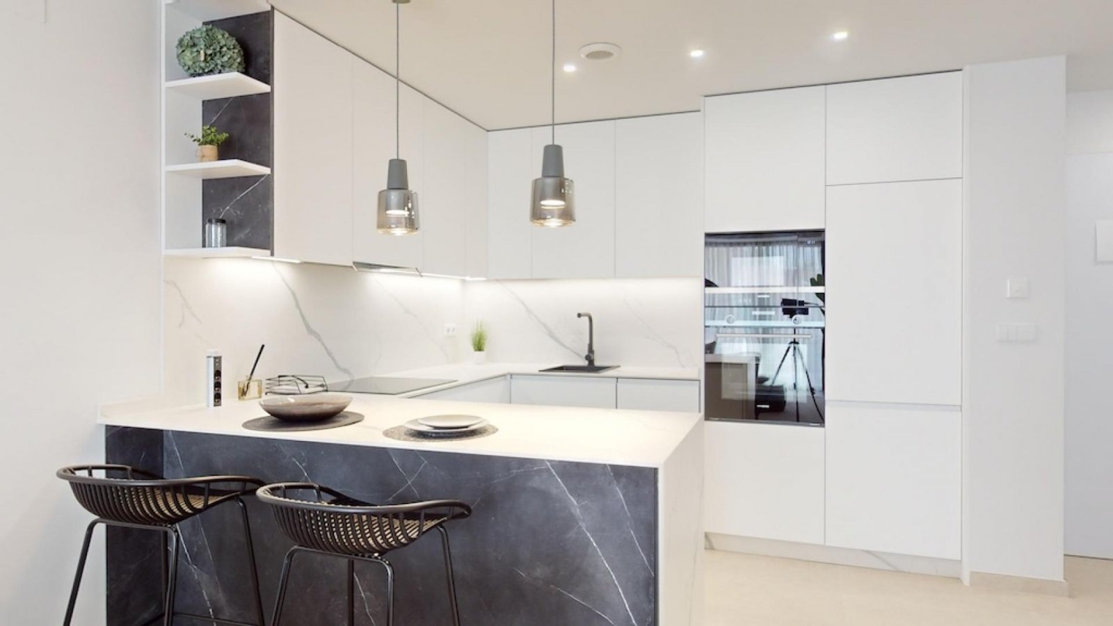 Exklusives Apartment mit Terrasse, Pool und Tiefgaragenstellplatz