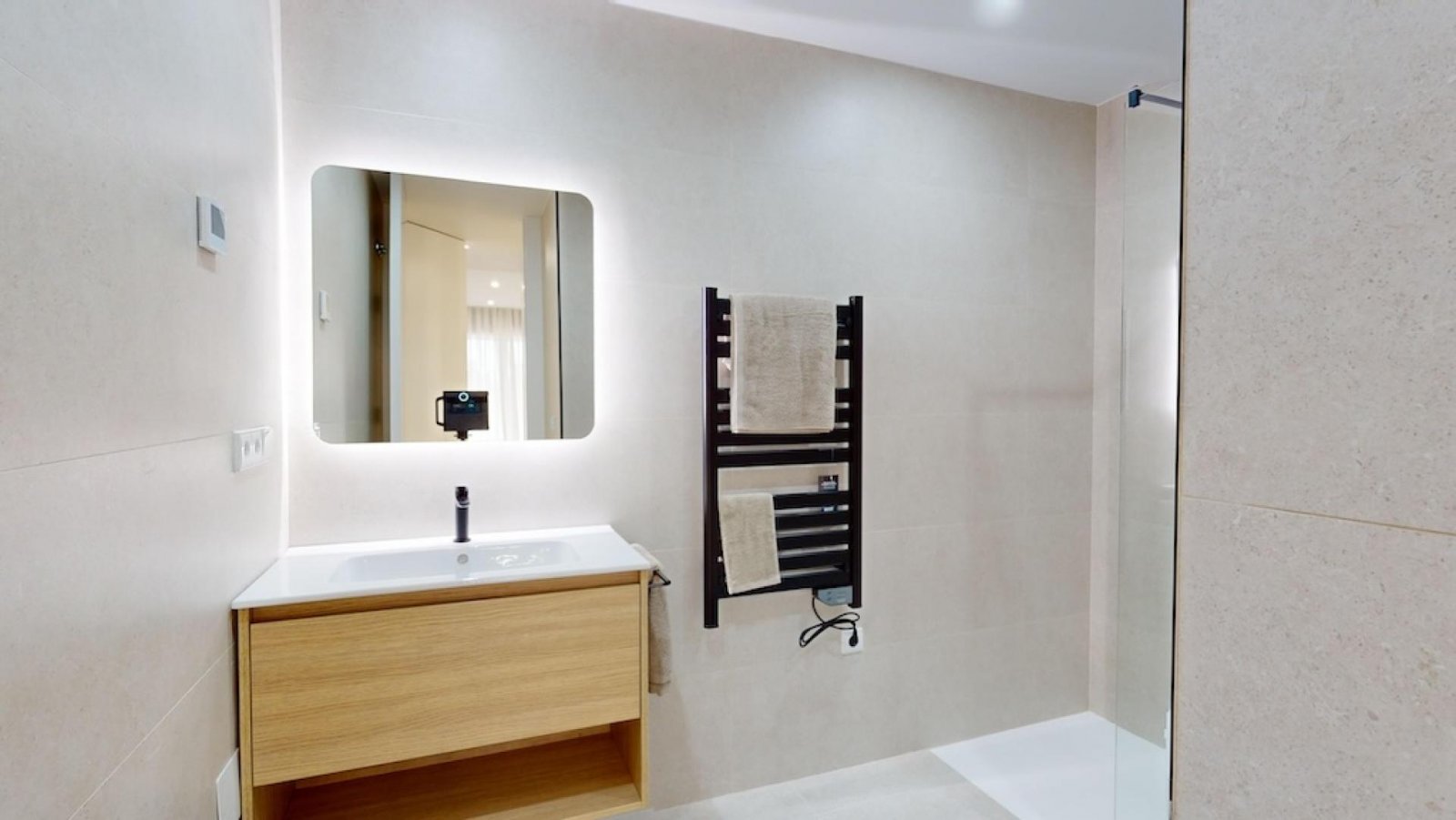 Exklusives Apartment mit Terrasse, Pool und Tiefgaragenstellplatz