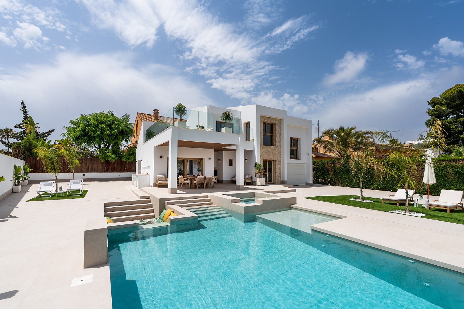 <p>Villa provided with 5 Bedrooms and 4 Bathrooms, private swimming pool and private garage. </p>