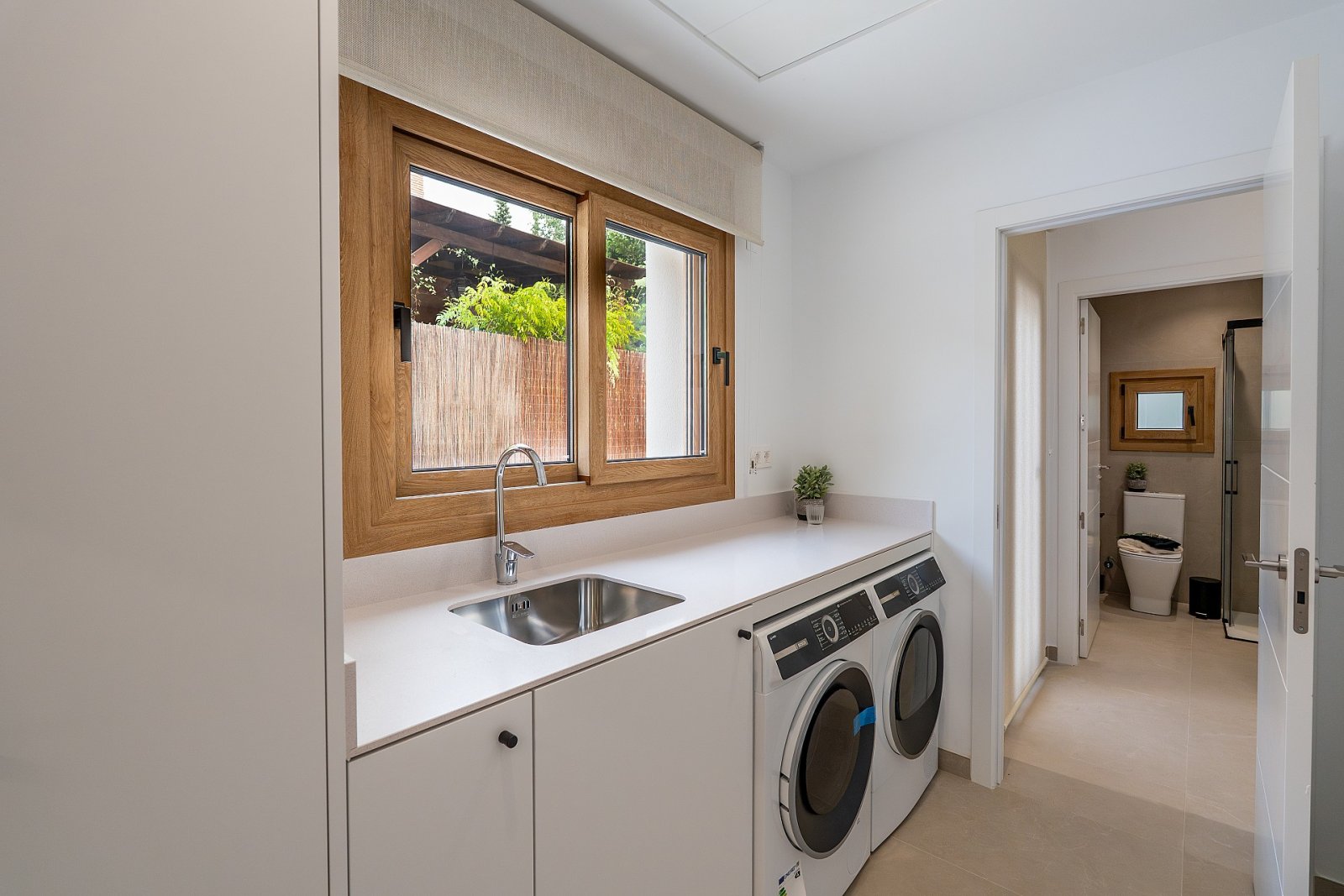 <p>Villa provided with 5 Bedrooms and 4 Bathrooms, private swimming pool and private garage. </p>