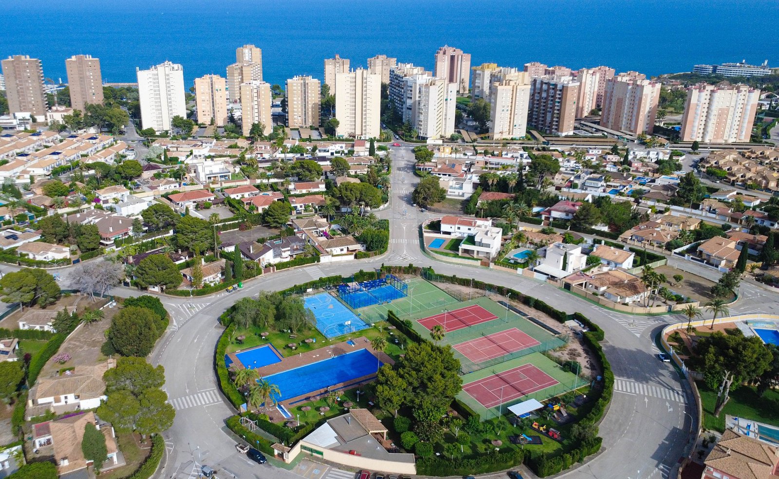 <p>Villa provided with 5 Bedrooms and 4 Bathrooms, private swimming pool and private garage. </p>