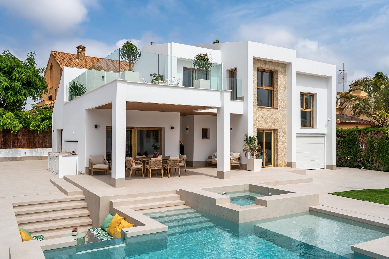 <p>Villa provided with 5 Bedrooms and 4 Bathrooms, private swimming pool and private garage. </p>