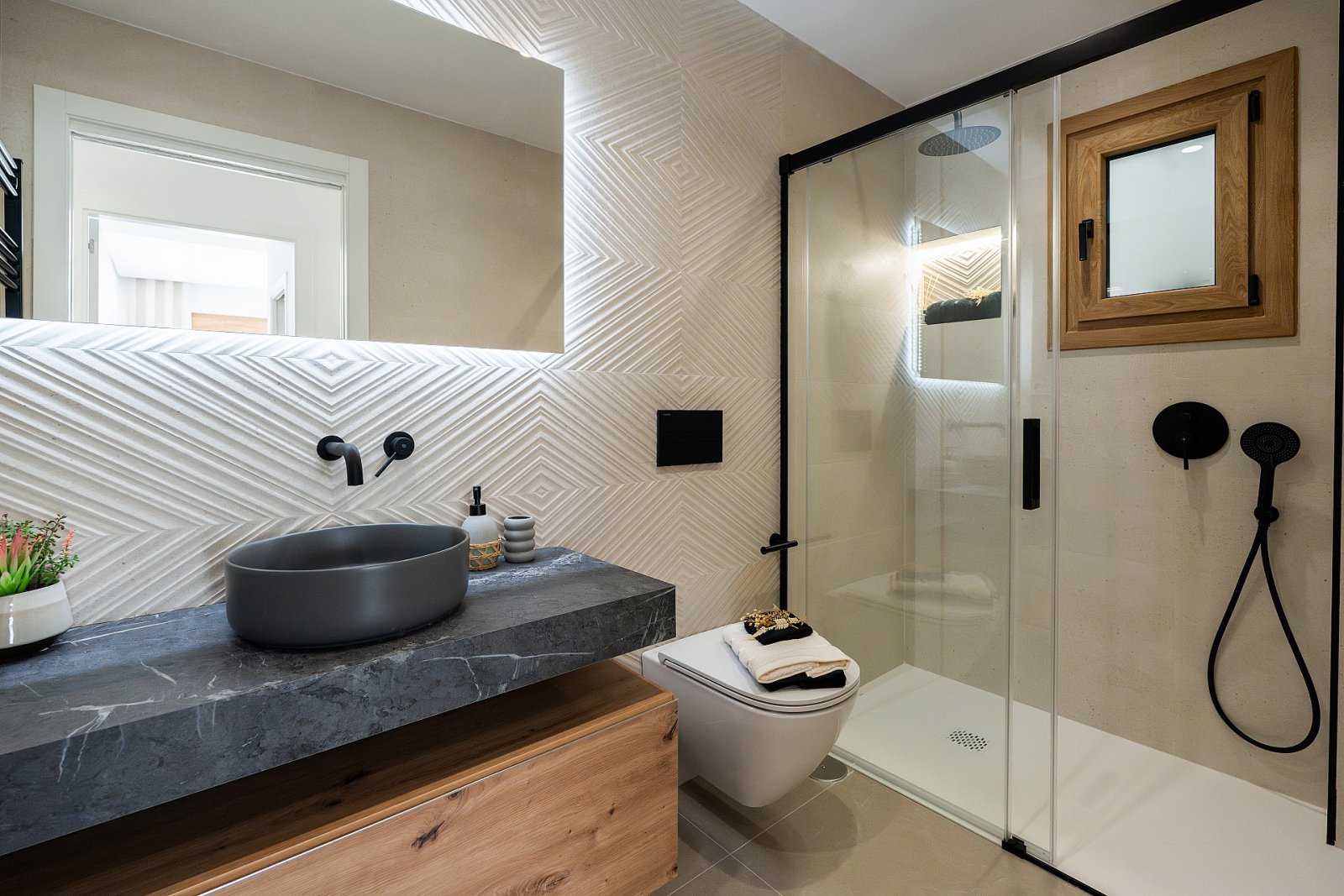 <p>Villa provided with 5 Bedrooms and 4 Bathrooms, private swimming pool and private garage. </p>