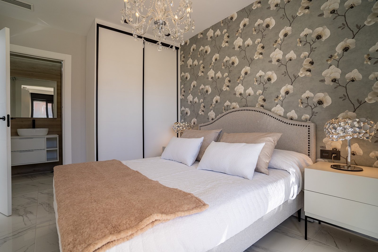 Elegante Wohnung mit 2 Schlafzimmern, Garten und Stellplatz