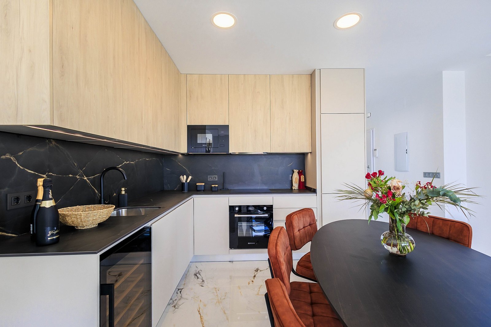 Stilvolle Villa mit großzügigen Wohnbereichen und Gemeinschaftspool