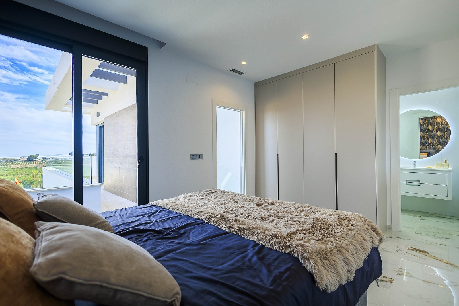 Stilvolle Villa mit großzügigen Wohnbereichen und Gemeinschaftspool