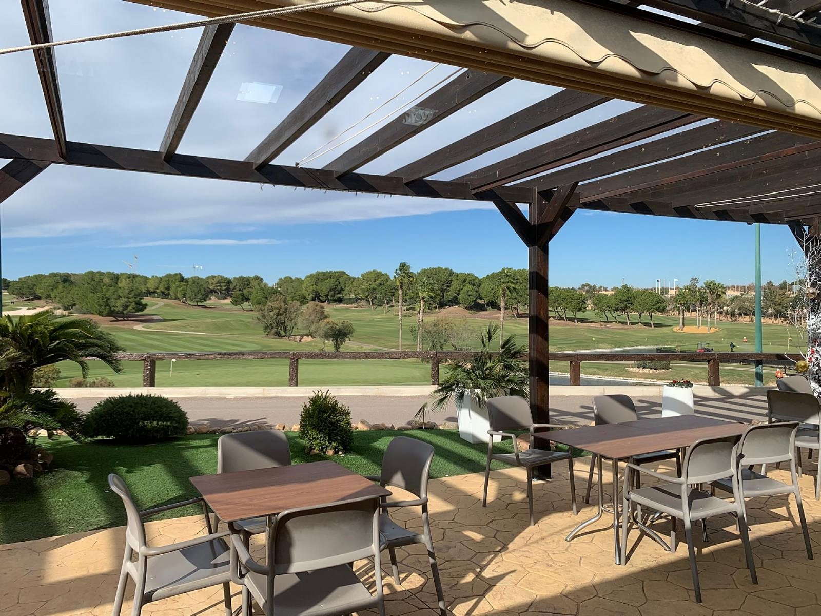 Stilvolle Villa mit großzügigen Wohnbereichen und Gemeinschaftspool