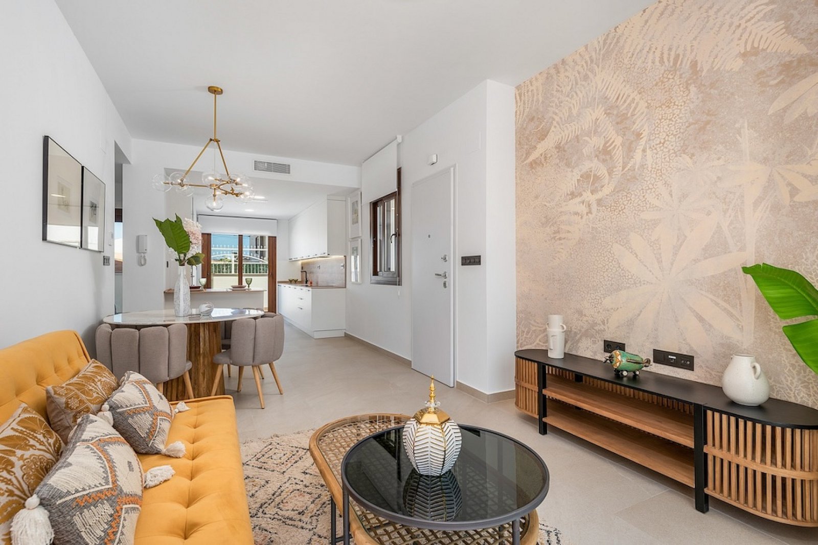 <p>Apartment with garden provided with 2 Bedrooms and 2 Bathrooms, communal swimming pool and optional underground parking & storage room. </p>