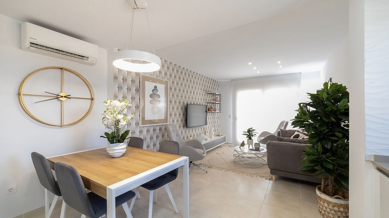 Moderne Reihenhaus-Villa mit 3 Schlafzimmern, 2 Bädern, Gemeinschaftspool und eigenem Parkplatz