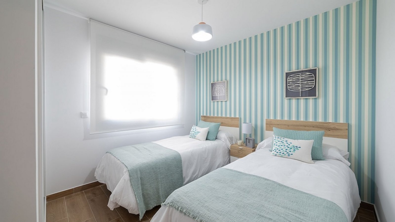 Moderne Reihenhaus-Villa mit 3 Schlafzimmern, 2 Bädern, Gemeinschaftspool und eigenem Parkplatz