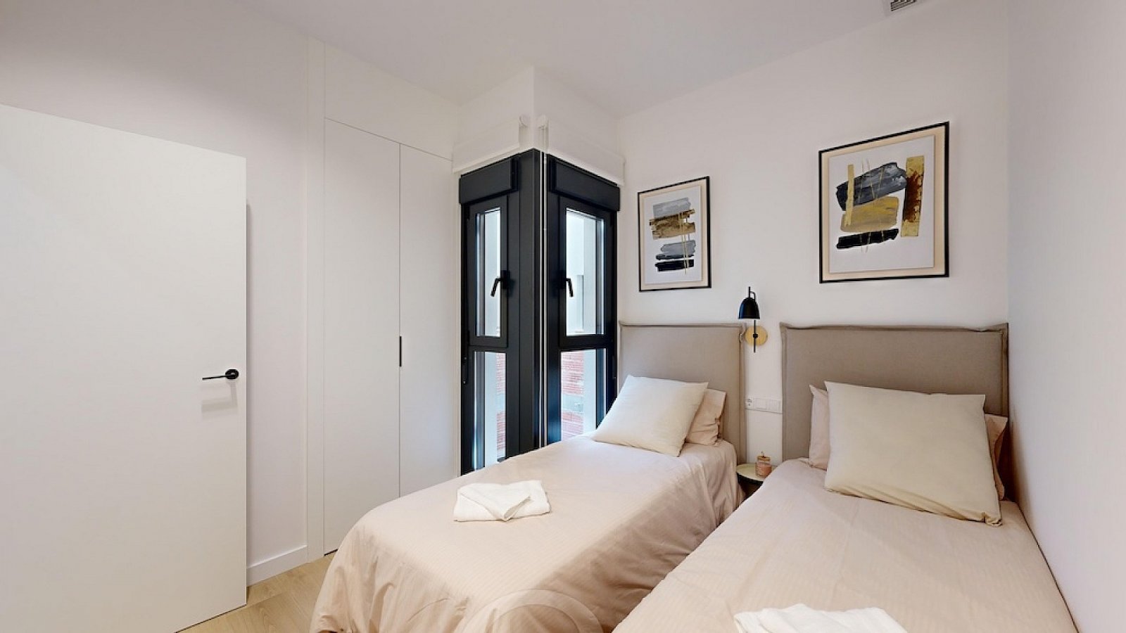 <p>Apartments - solarium provided with 3 Bedrooms and 2 Bathrooms, Jacuzzi swimming pool and ample parking space around the project.. </p><p>Small-...