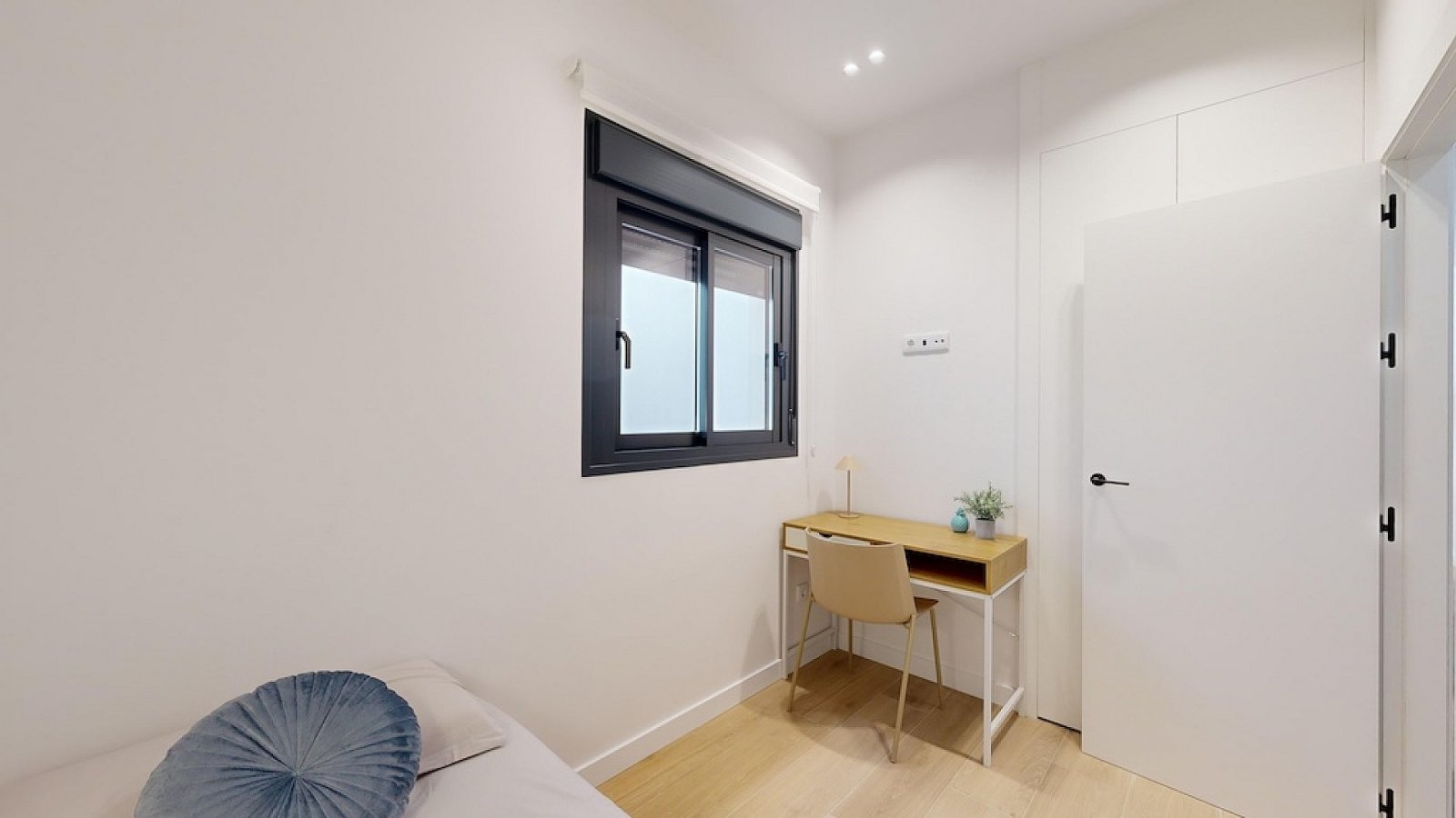 <p>Apartments - solarium provided with 3 Bedrooms and 2 Bathrooms, Jacuzzi swimming pool and ample parking space around the project.. </p><p>Small-...