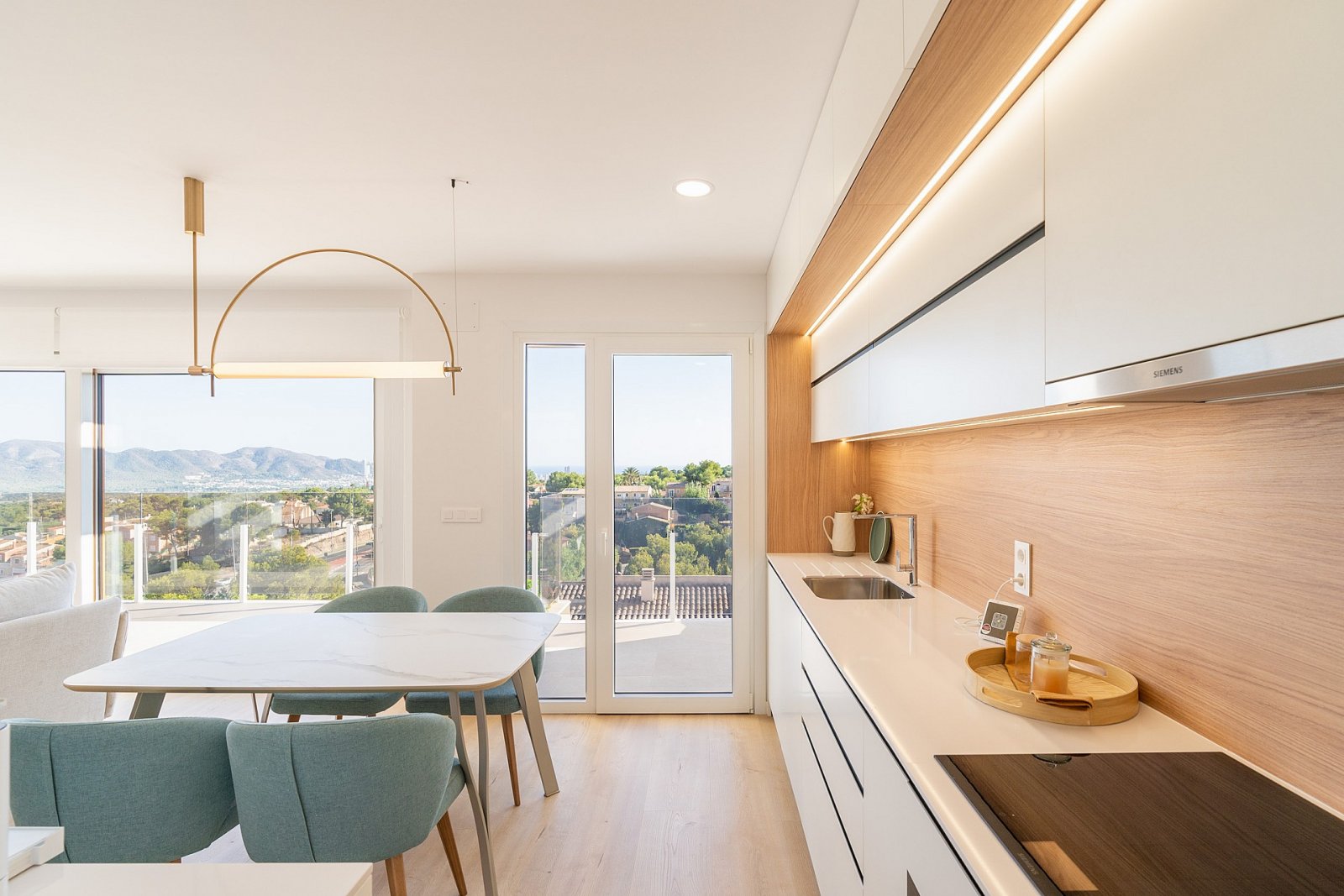 <p>Villa provided with 4 Bedrooms and 3 Bathrooms, communal swimming pool and multiple parking spaces. </p>