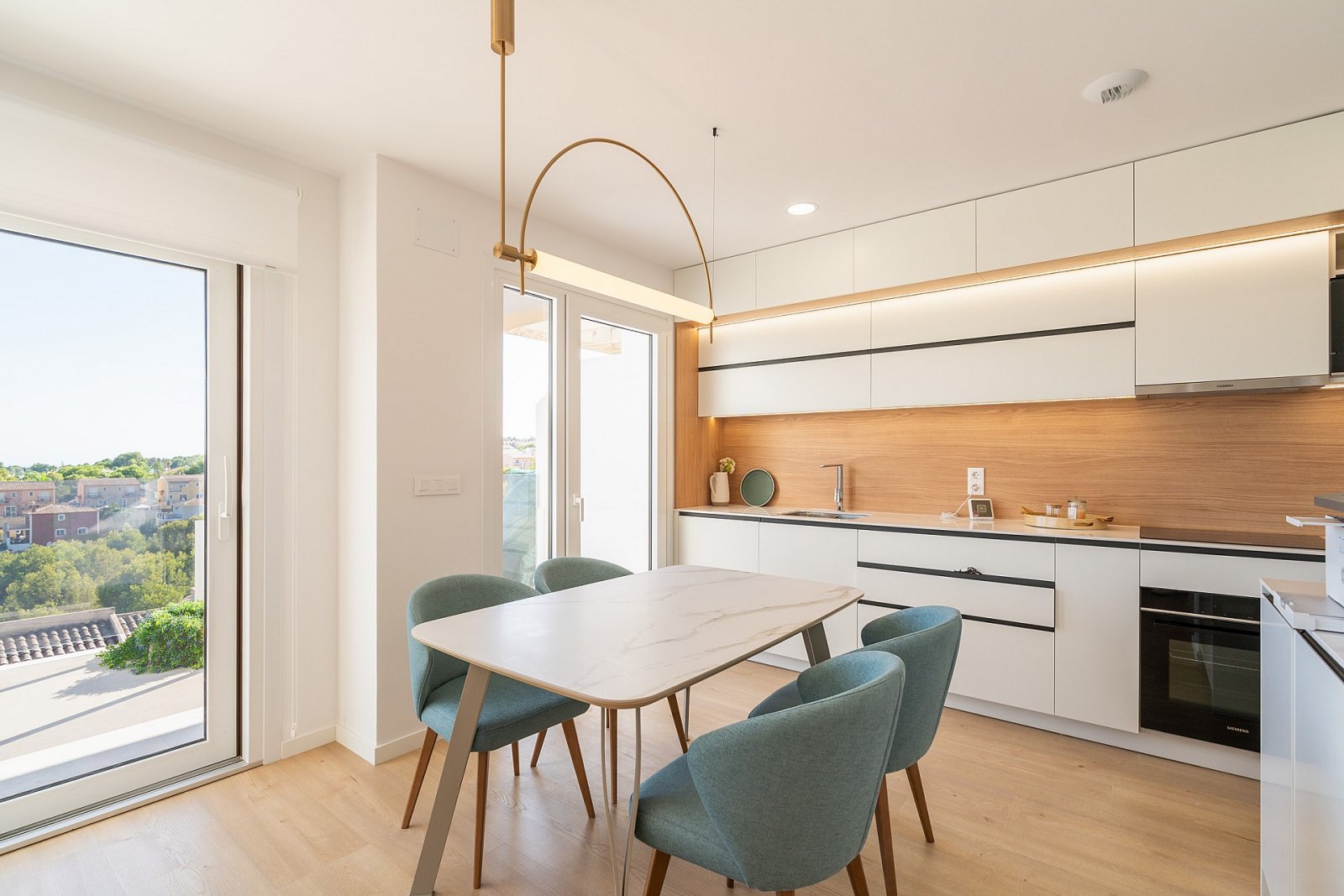 <p>Villa provided with 4 Bedrooms and 3 Bathrooms, communal swimming pool and multiple parking spaces. </p>