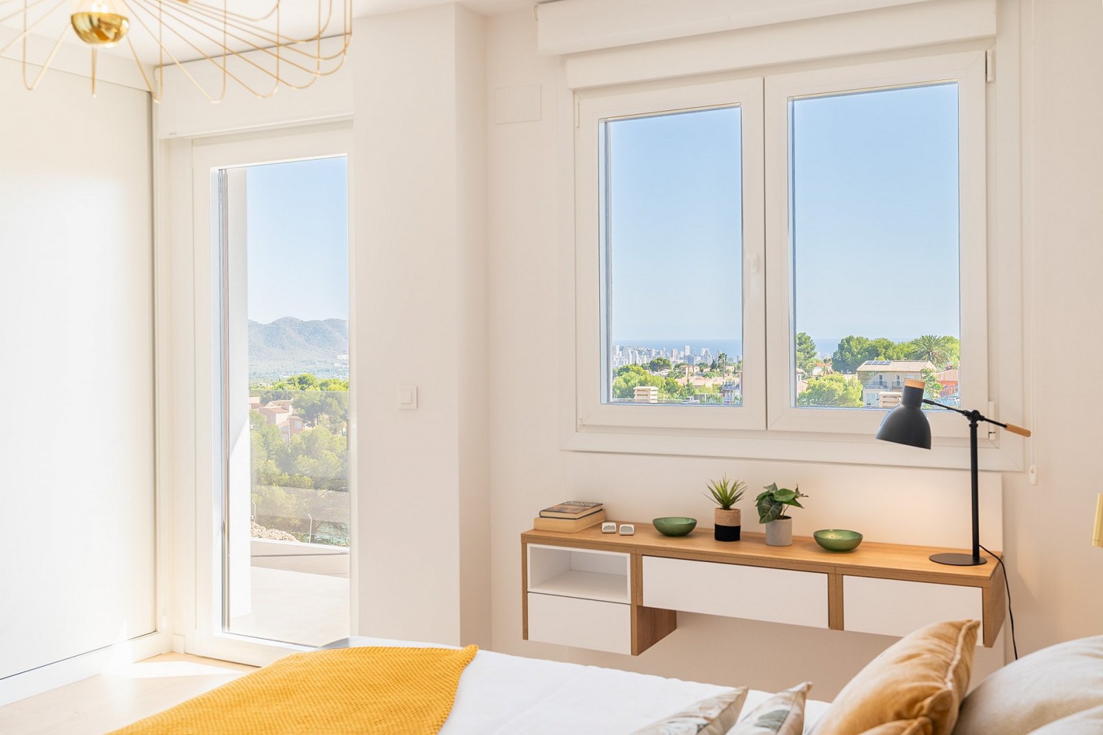 <p>Villa provided with 4 Bedrooms and 3 Bathrooms, communal swimming pool and multiple parking spaces. </p>