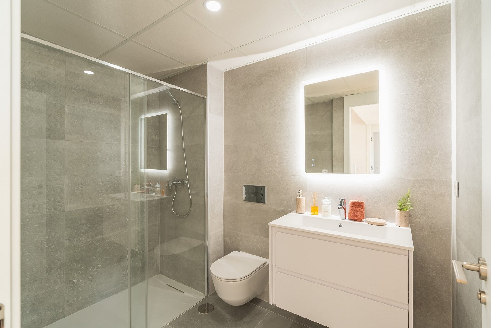 <p>Villa provided with 4 Bedrooms and 3 Bathrooms, communal swimming pool and multiple parking spaces. </p>