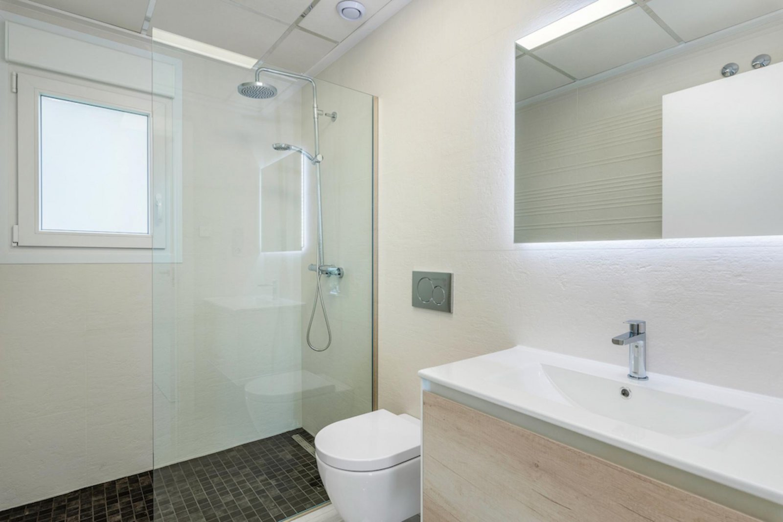 <p>Villa provided with 3 Bedrooms and 3 Bathrooms, private swimming pool and parking space on own plot. </p><p>This new residence consists of 11 in...