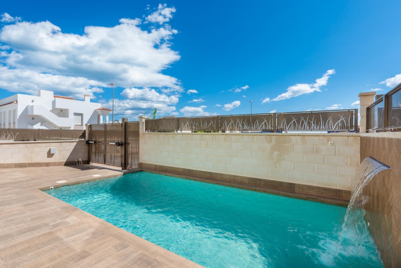 <p>Villa provided with 3 Bedrooms and 3 Bathrooms, private swimming pool and parking space on own plot. </p><p>This new residence consists of 11 in...