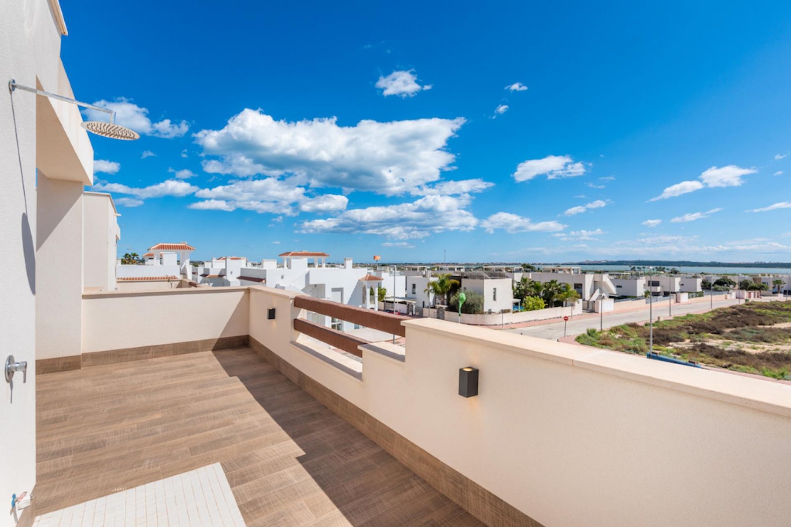 <p>Villa provided with 3 Bedrooms and 3 Bathrooms, private swimming pool and parking space on own plot. </p><p>This new residence consists of 11 in...