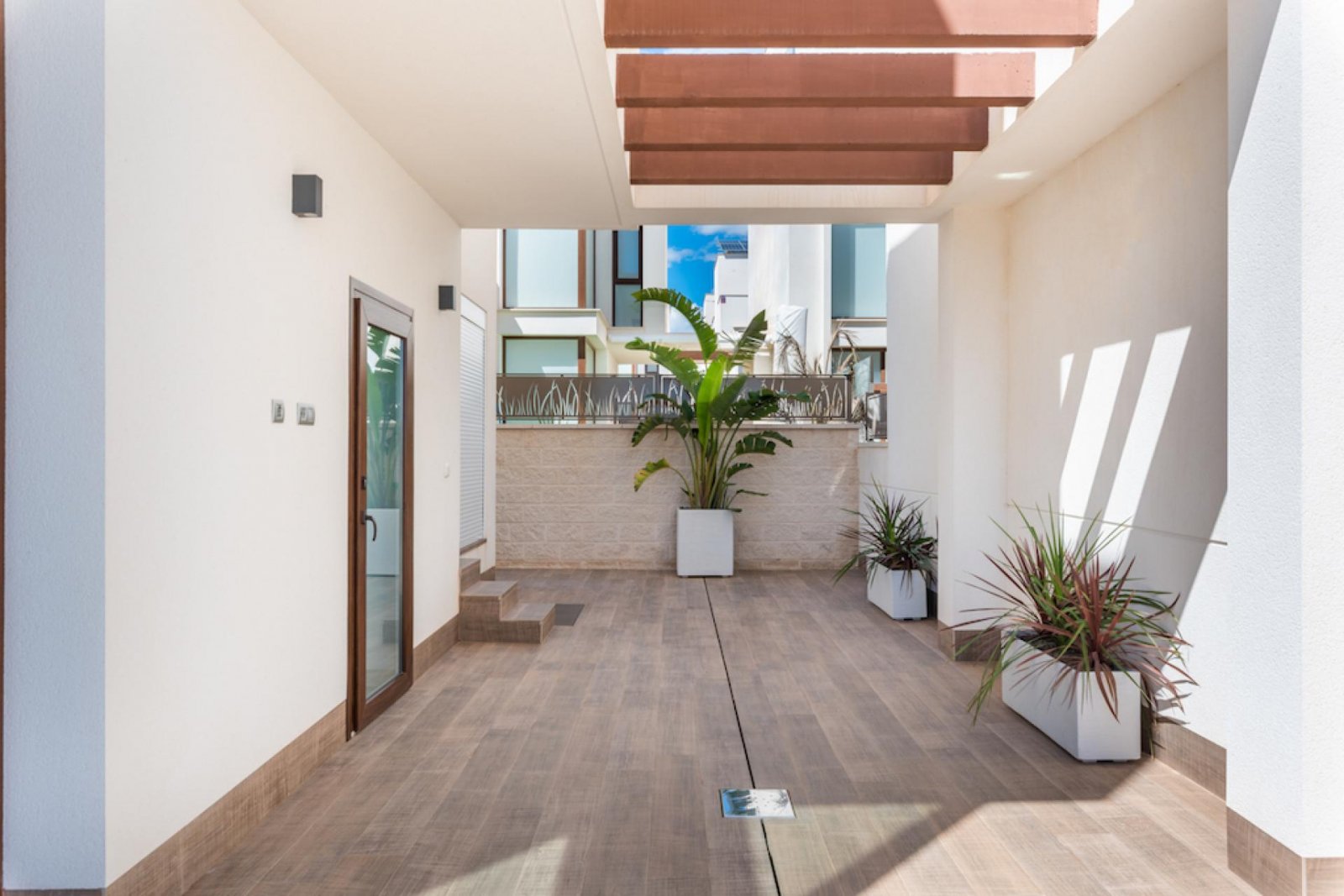 <p>Villa provided with 3 Bedrooms and 3 Bathrooms, private swimming pool and parking space on own plot. </p><p>This new residence consists of 11 in...