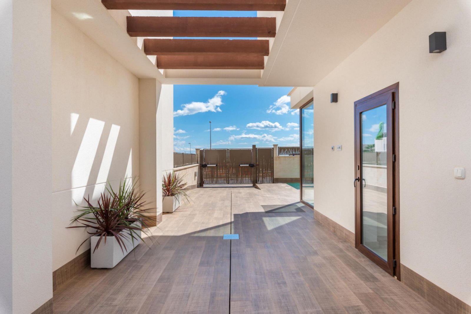 <p>Villa provided with 3 Bedrooms and 3 Bathrooms, private swimming pool and parking space on own plot. </p><p>This new residence consists of 11 in...