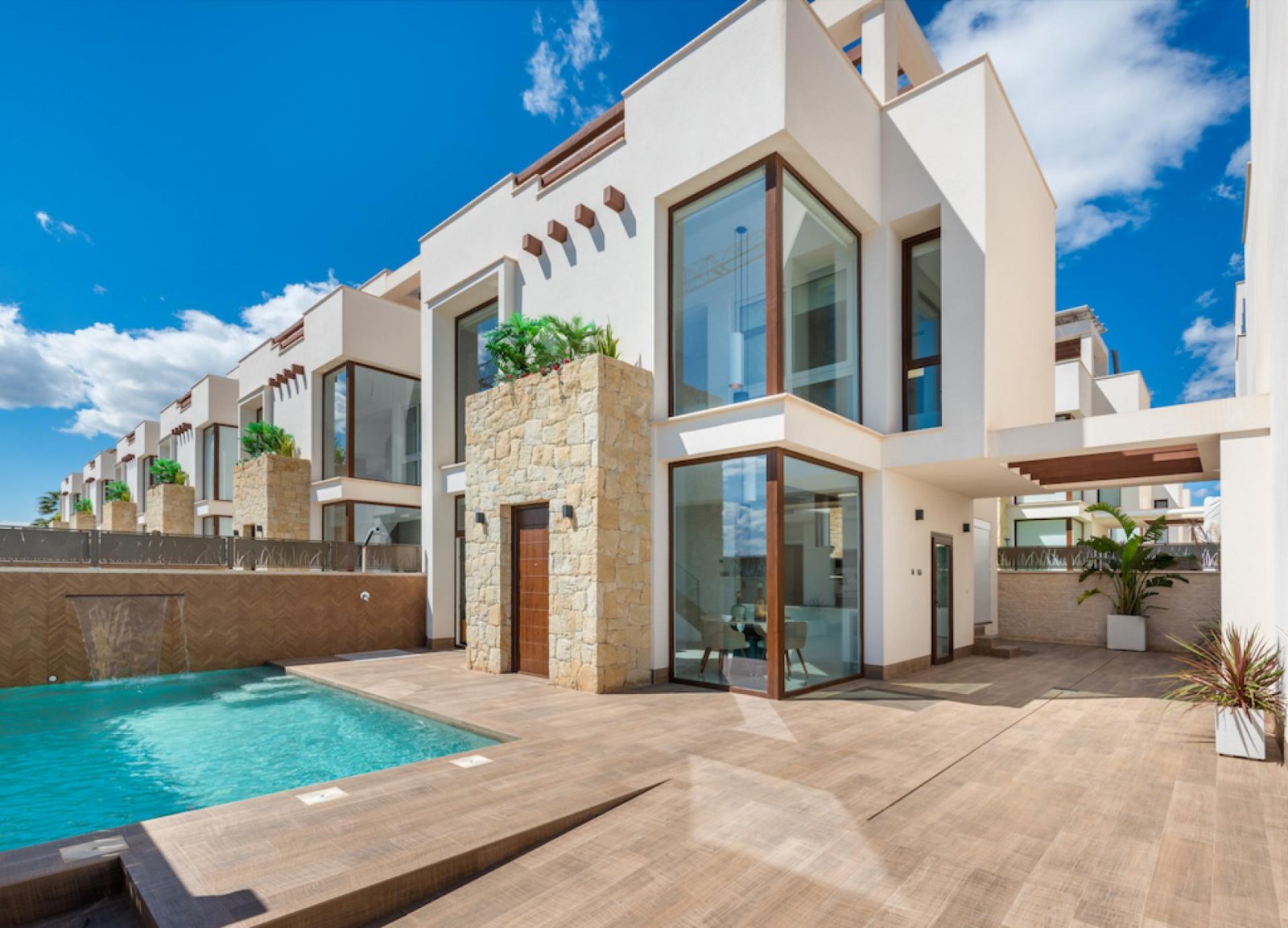 <p>Villa provided with 3 Bedrooms and 3 Bathrooms, private swimming pool and parking space on own plot. </p><p>This new residence consists of 11 in...