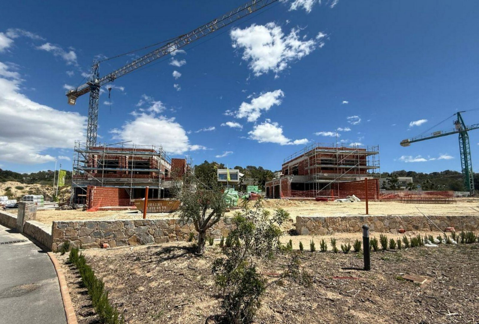 <p>Villa provided with 3 Bedrooms and 2 Bathrooms, private swimming pool and parking space on own plot. </p><p>The eight semi-detached Larus villas...