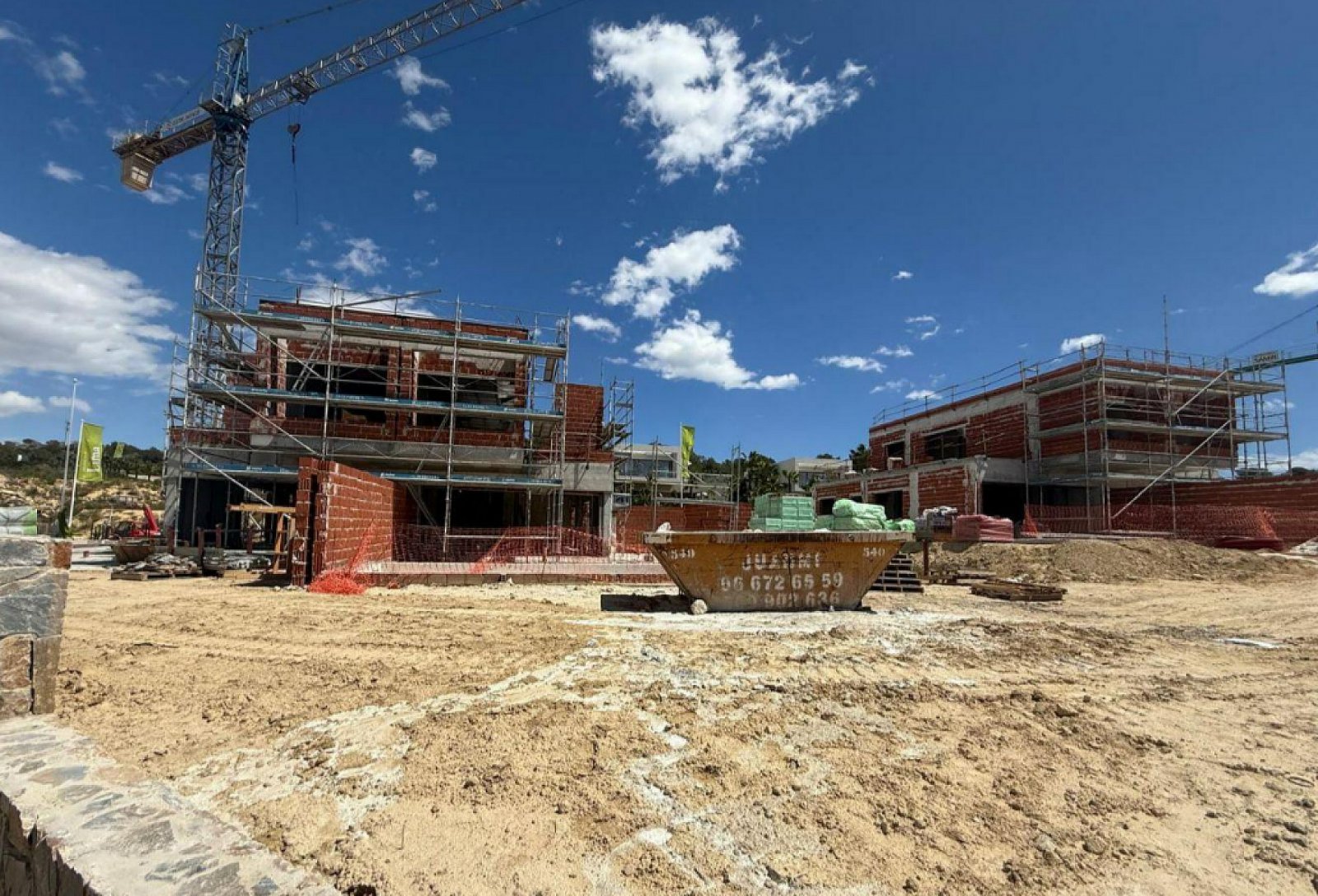 <p>Villa provided with 3 Bedrooms and 2 Bathrooms, private swimming pool and parking space on own plot. </p><p>The eight semi-detached Larus villas...