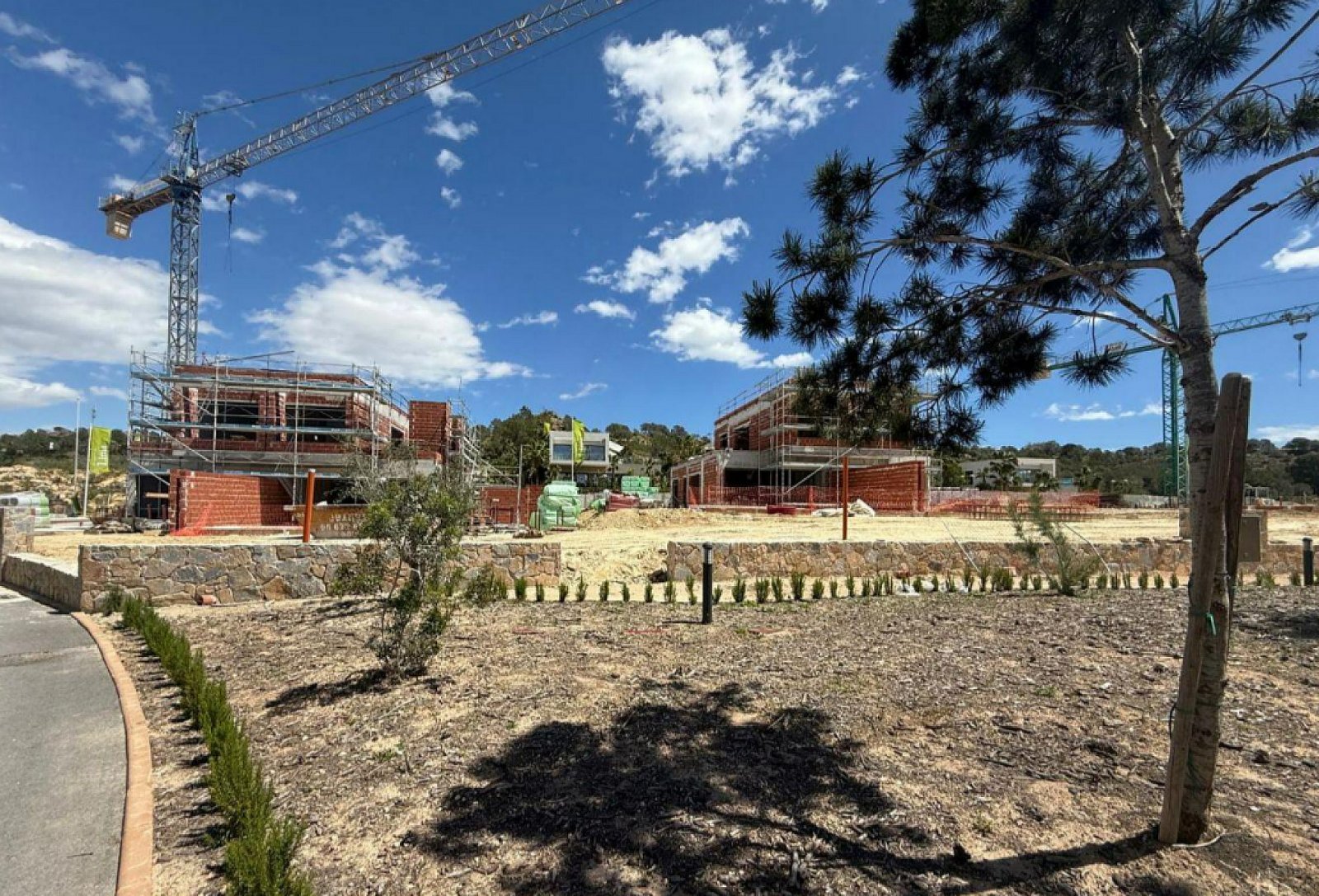 <p>Villa provided with 3 Bedrooms and 2 Bathrooms, private swimming pool and parking space on own plot. </p><p>The eight semi-detached Larus villas...