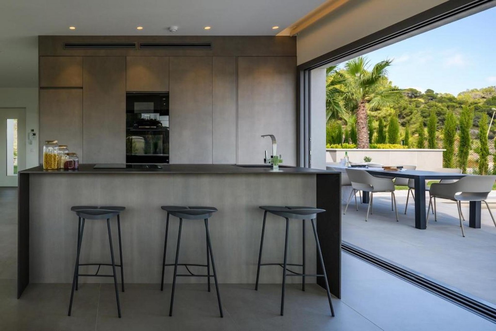 Exklusives Wohnen: Villa mit Infinity-Pool und Privatsphäre